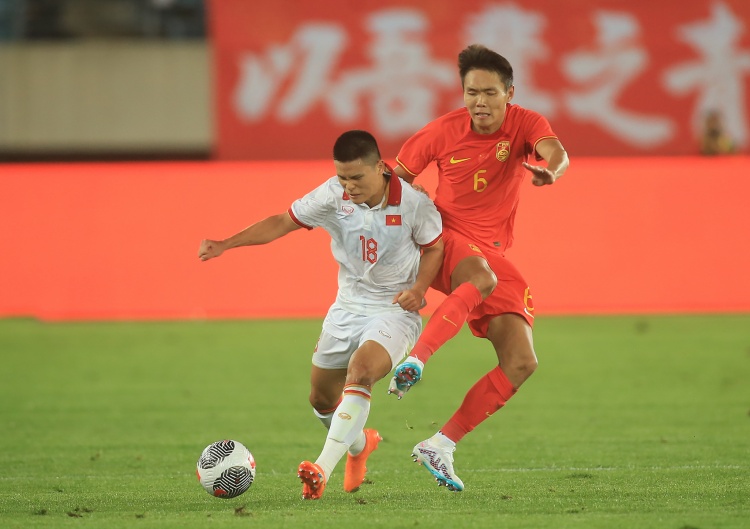 欧冠决赛-媒体人：11月国足将与越南进行热身赛