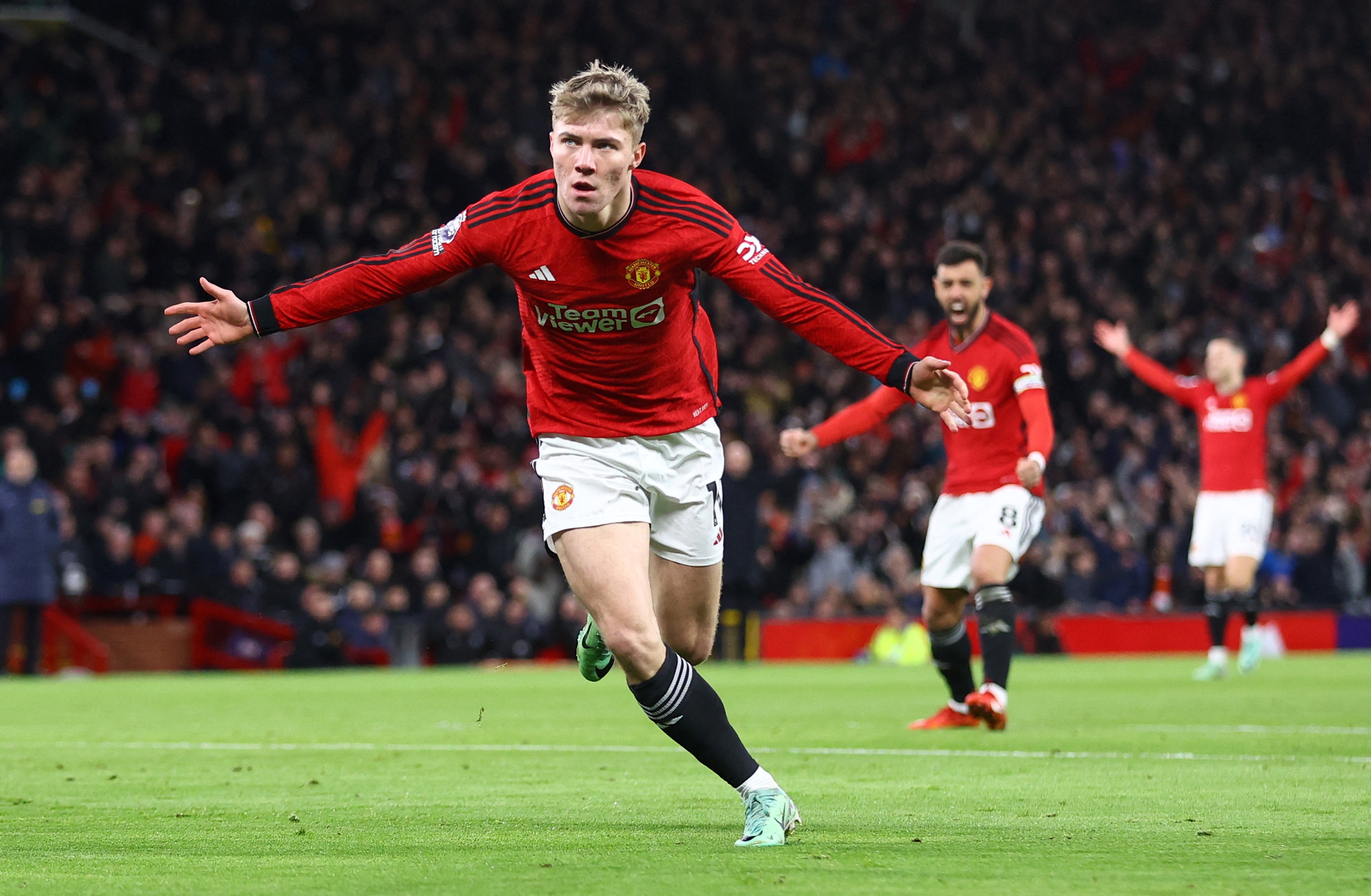 记者：那不勒斯权衡是否引进霍伊伦，曼联及球员要求强制买断条款