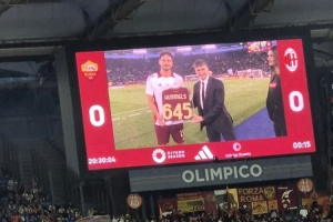 欧冠决赛买球-今夏挂靴！胡梅尔斯获赠俱乐部生涯645场比赛纪念球衣