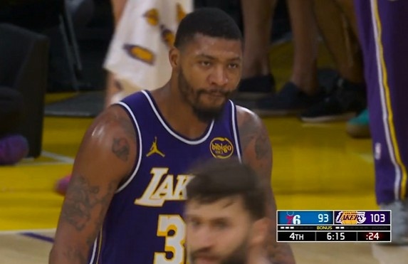 欧冠决赛买球-分差上双了！斯玛特外线连中两记三分球 湖人领先76人10分