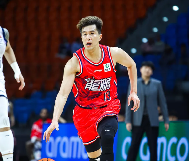 欧冠决赛-郭艾伦被担架抬出场，或是生涯最后一战，球迷：不希望就此退役